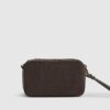 Brun crossbody-väska i imitationsmocka med märkeslogotyp