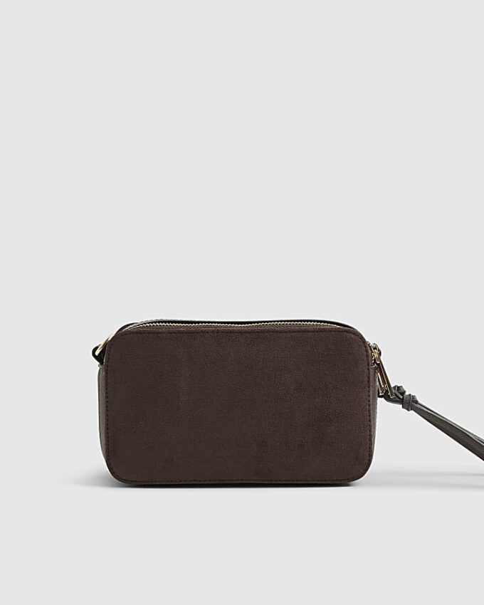 Brun crossbody-väska i imitationsmocka med märkeslogotyp