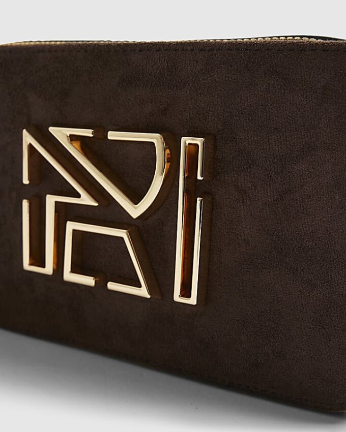 Brun crossbody-väska i imitationsmocka med märkeslogotyp