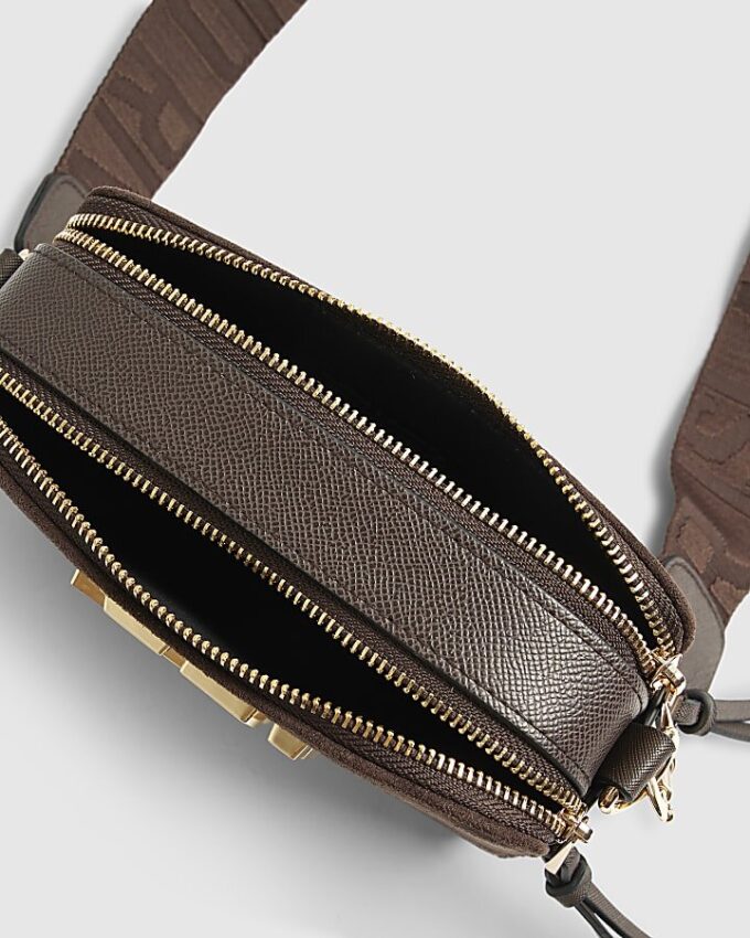 Brun crossbody-väska i imitationsmocka med märkeslogotyp