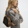 Brun crossbody-väska i mocka med dubbla dragkedjor