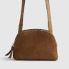 Brun crossbody-väska i mocka med dubbla dragkedjor