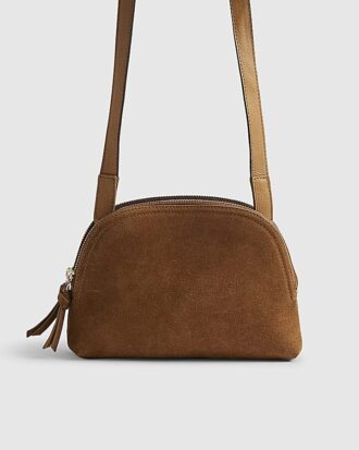Brun crossbody-väska i mocka med dubbla dragkedjor
