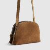 Brun crossbody-väska i mocka med dubbla dragkedjor