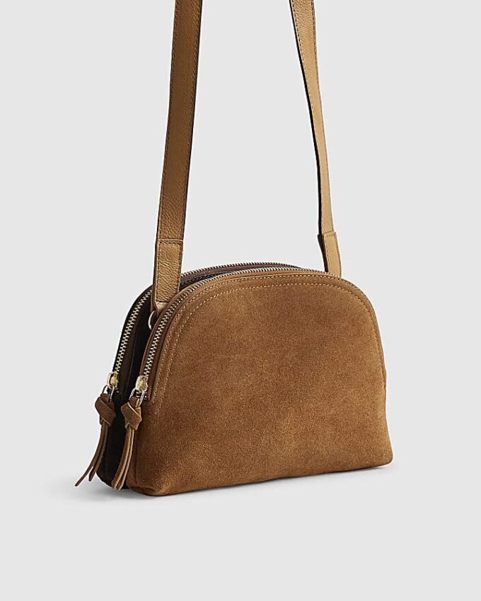 Brun crossbody-väska i mocka med dubbla dragkedjor