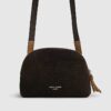 Brun crossbody-väska i mocka med dubbla dragkedjor