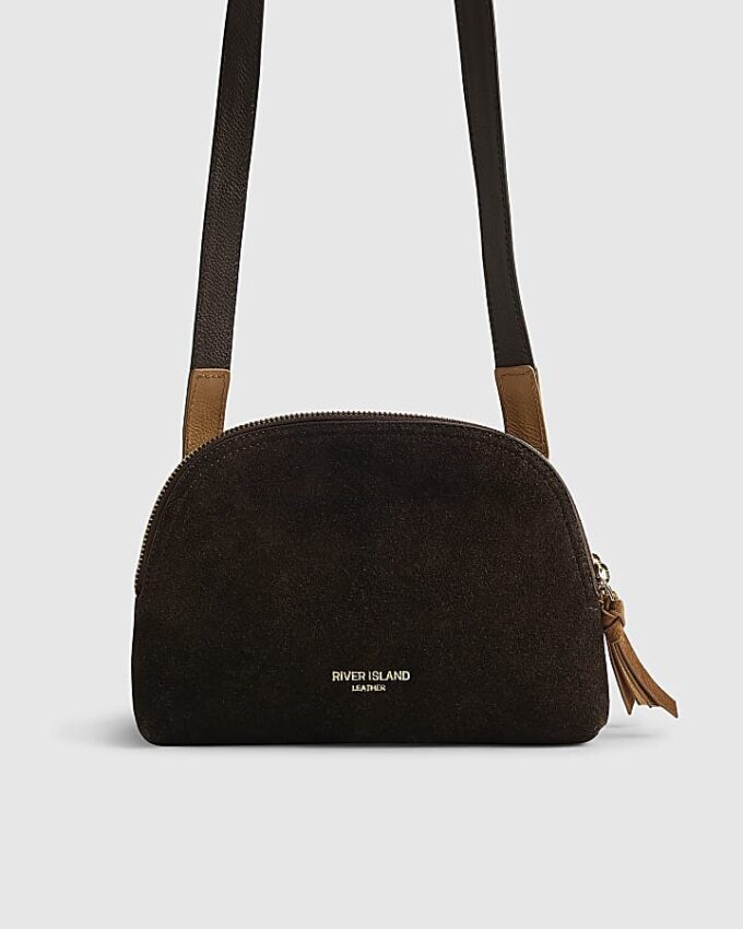 Brun crossbody-väska i mocka med dubbla dragkedjor