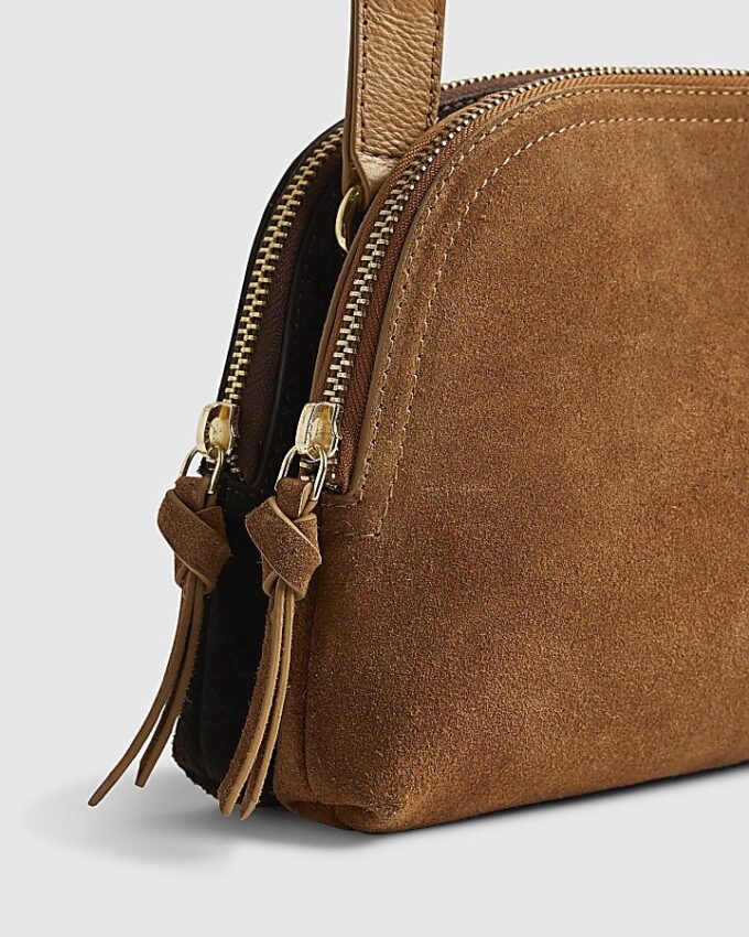 Brun crossbody-väska i mocka med dubbla dragkedjor