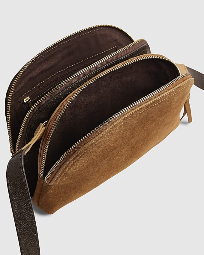 Brun crossbody-väska i mocka med dubbla dragkedjor