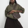 Brun crossbody-väska med dubbla fack