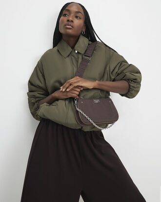 Brun crossbody-väska med dubbla fack