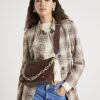 Brun crossbody-väska med kedja fram