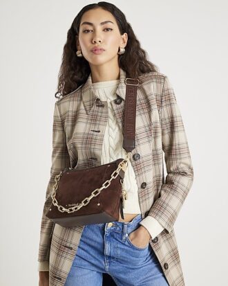 Brun crossbody-väska med kedja fram
