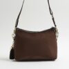 Brun crossbody-väska med kedja fram