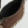 Brun crossbody-väska med kedja fram