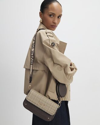 Brun crossbody-väska med monogramtryck