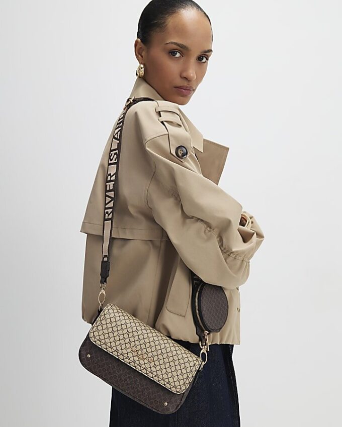 Brun crossbody-väska med monogramtryck