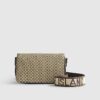 Brun crossbody-väska med monogramtryck