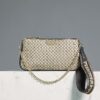 Brun crossbody-väska med monogramtryck och kedja