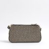 Brun crossbody-väska med monogramtryck och kedja