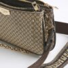 Brun crossbody-väska med monogramtryck och kedja