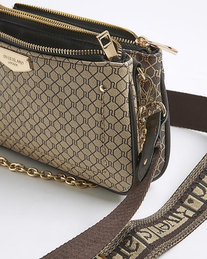 Brun crossbody-väska med monogramtryck och kedja