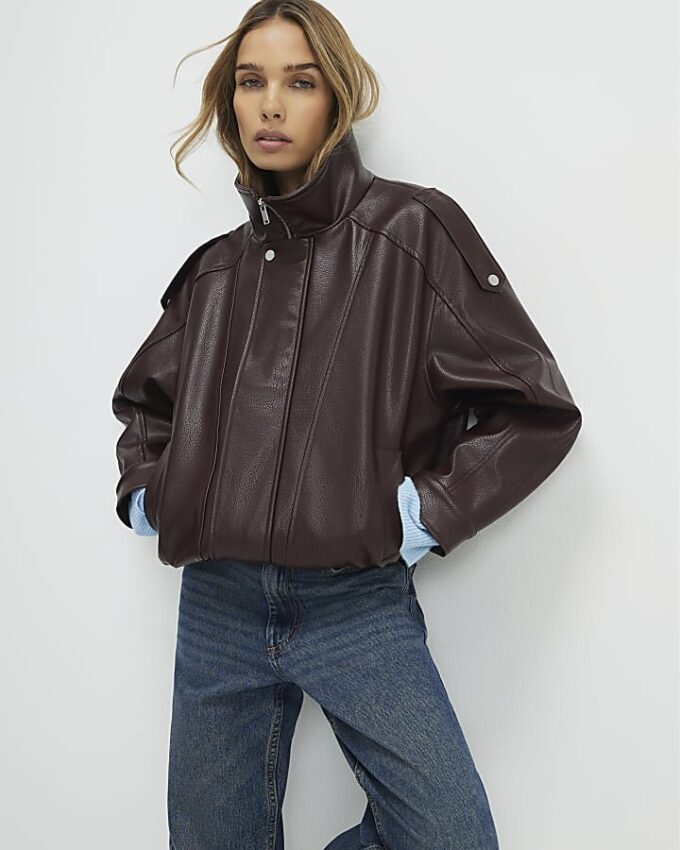 Brun jacka i konstläder med trattkrage