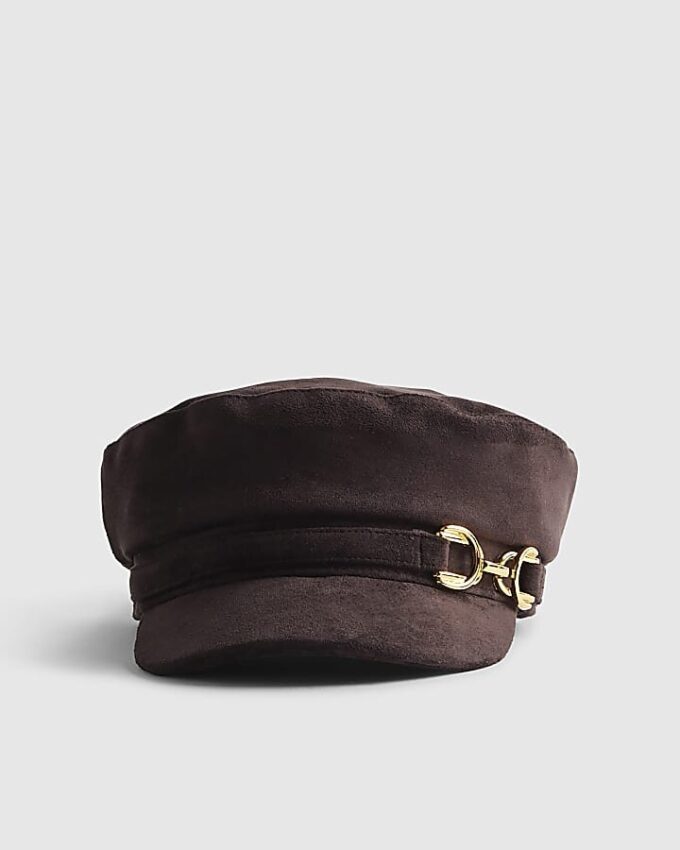 Brun keps i imitationsmocka med snaffle-detalj