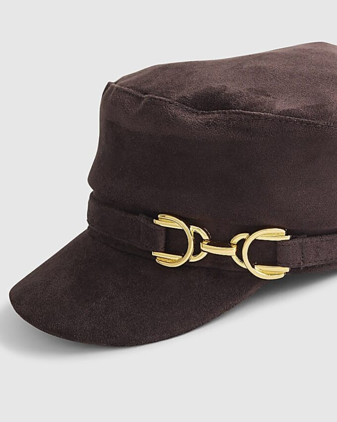 Brun keps i imitationsmocka med snaffle-detalj