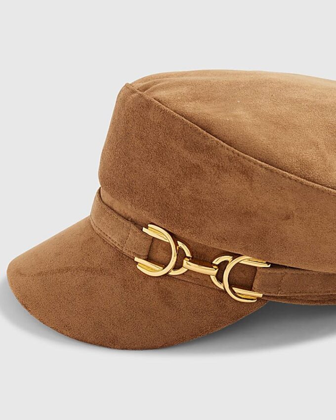 Brun keps i imitationsmocka med snaffle-detalj