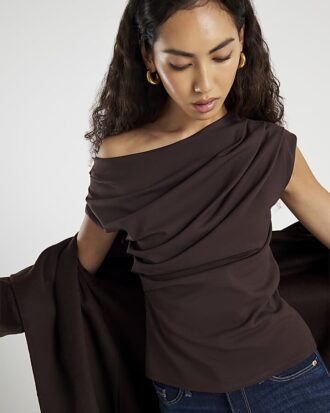 Brun kortärmad off shoulder-top med drapering