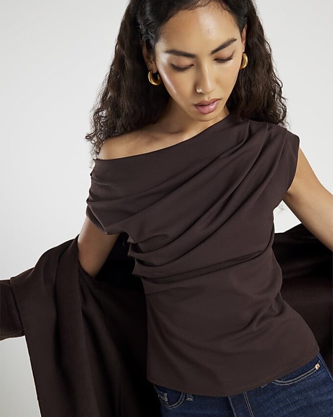 Brun kortärmad off shoulder-top med drapering