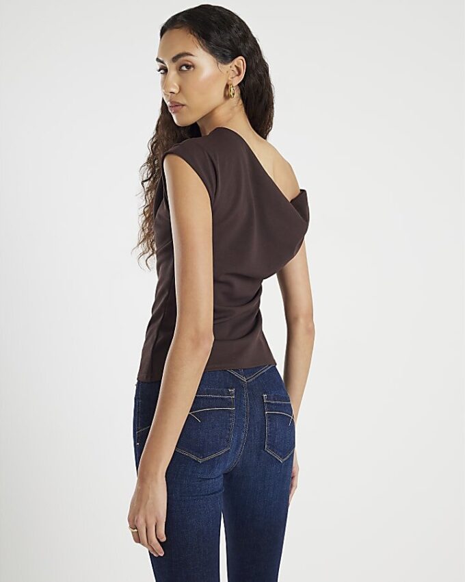 Brun kortärmad off shoulder-top med drapering