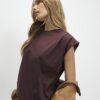 Brun kortärmad T-shirt med veckade axlar