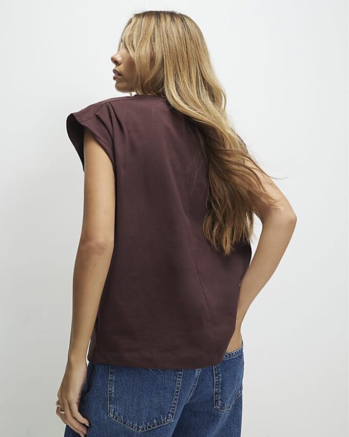 Brun kortärmad T-shirt med veckade axlar