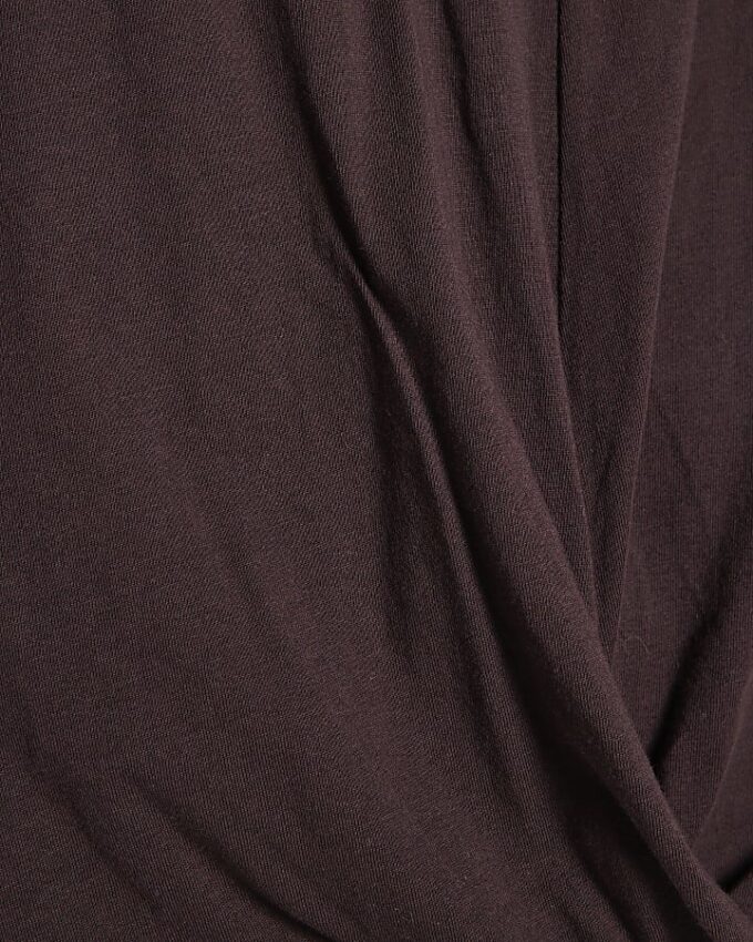 Brun kortärmad T-shirt med vridet framstycke
