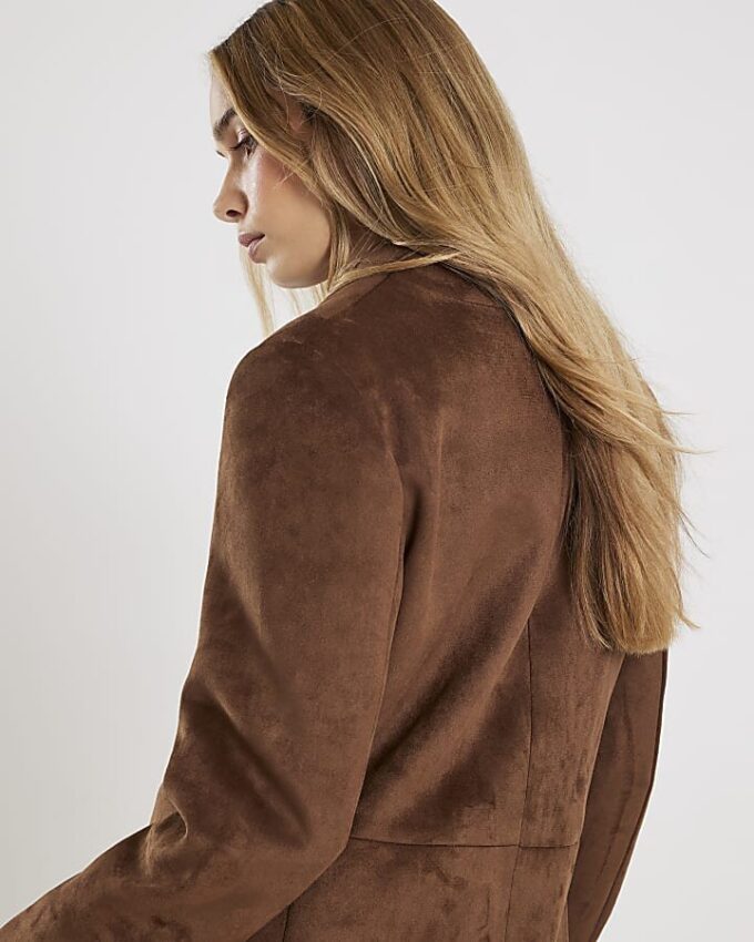Brun kragefri blazer i imitationsmocka
