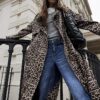 Brun lång damrock med vattenfallskrage och leopardmönster