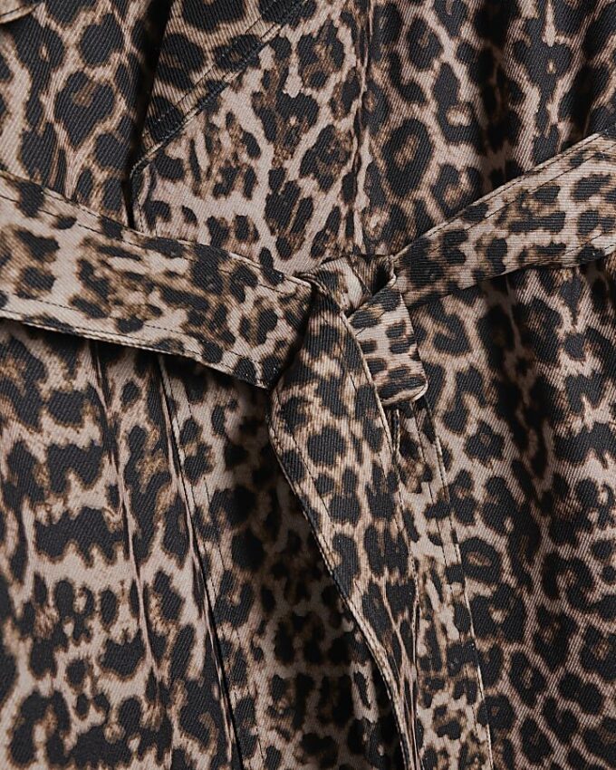 Brun lång damrock med vattenfallskrage och leopardmönster