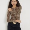Brun långärmad figursydd topp med leopardmönster