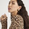 Brun långärmad figursydd topp med leopardmönster