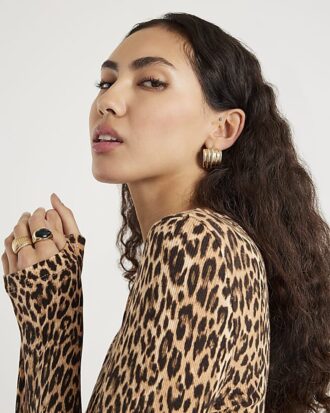 Brun långärmad figursydd topp med leopardmönster