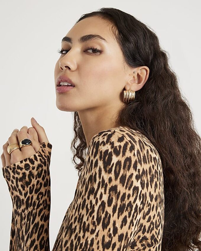 Brun långärmad figursydd topp med leopardmönster