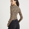 Brun långärmad figursydd topp med leopardmönster
