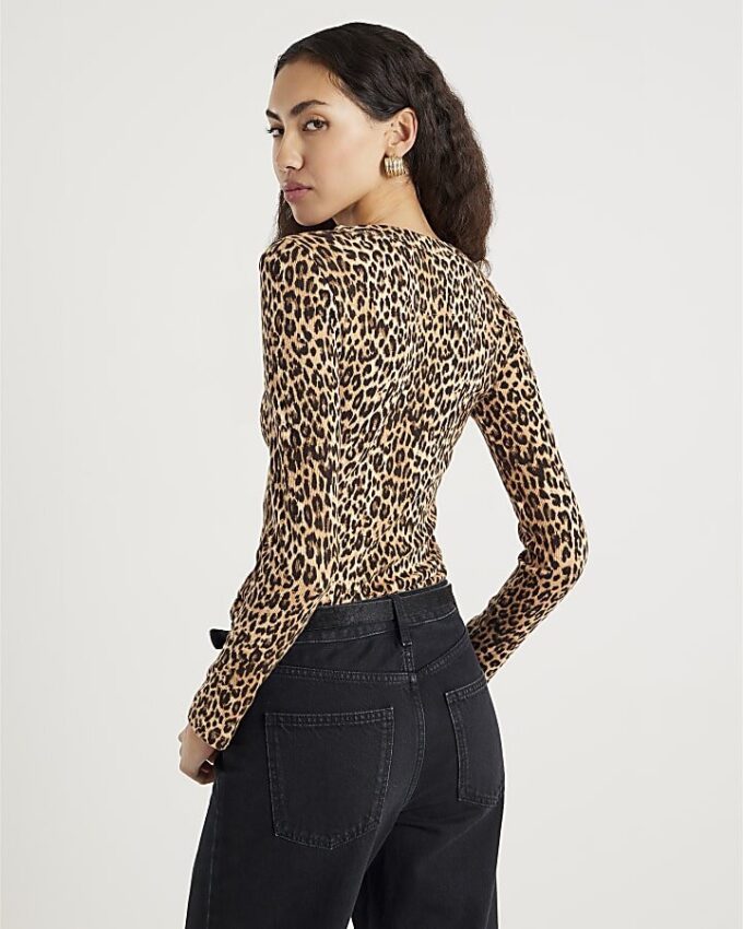 Brun långärmad figursydd topp med leopardmönster