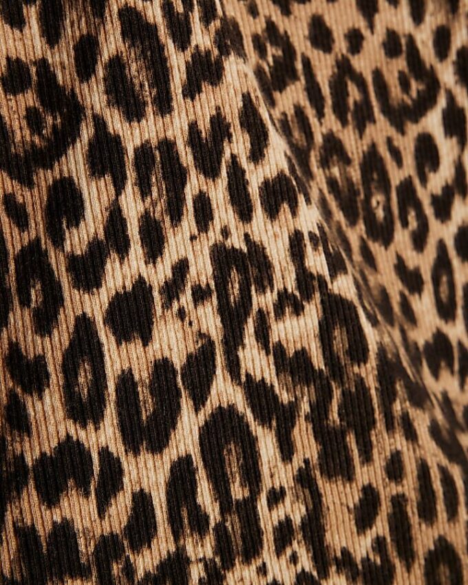 Brun långärmad figursydd topp med leopardmönster