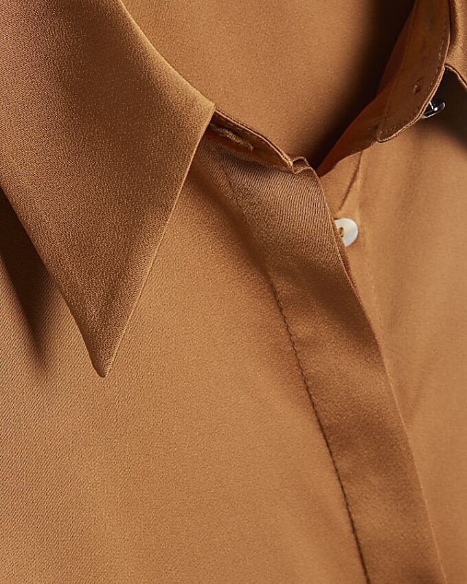 Brun långärmad slim fit-skjorta i satin