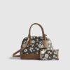 Brun monogram-tote med daisy-motiv