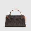 Brun monogram-tote med hänglås fram