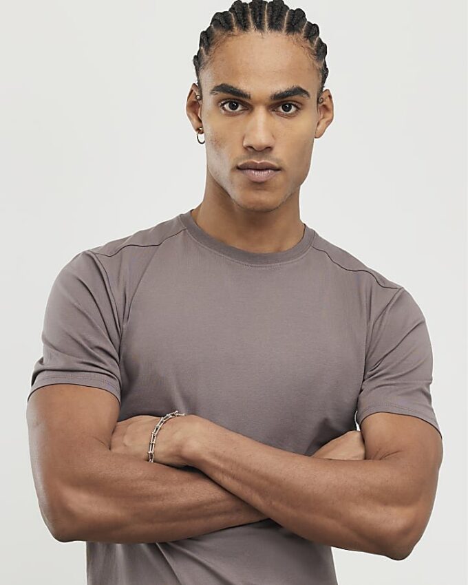 Brun muskelfit-T-shirt